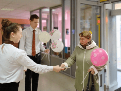 Посетительницы МФЦ Ступина в честь 8 марта получили сладости и поздравления