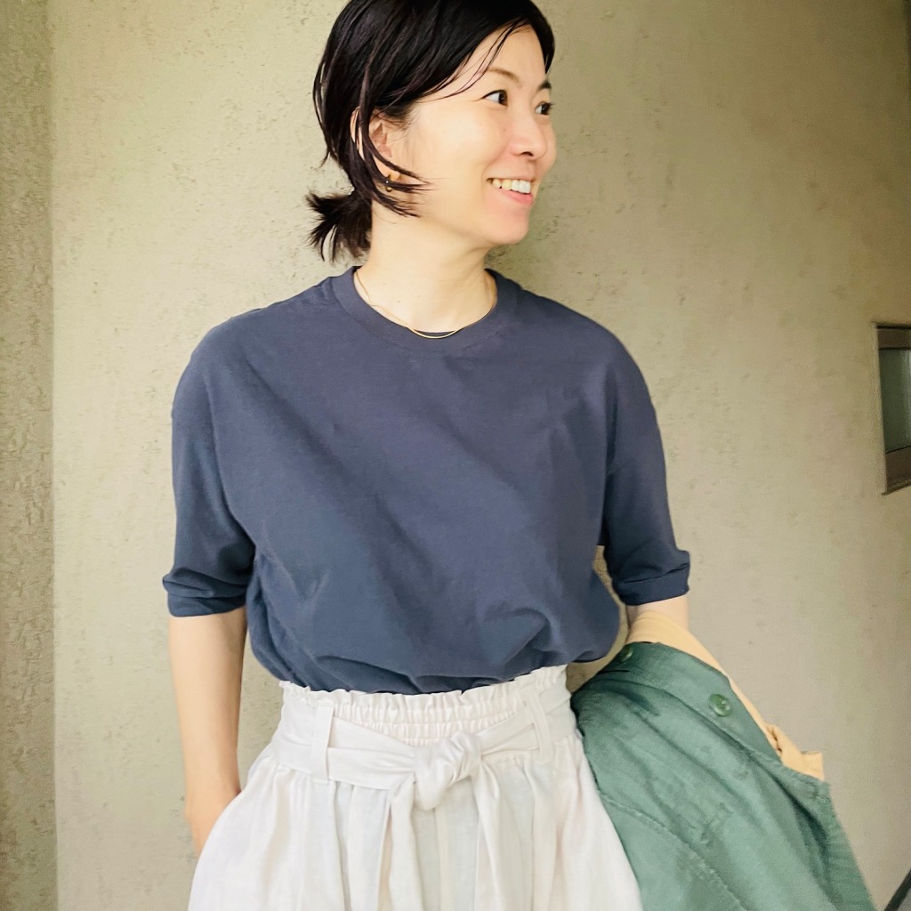 【ユニクロ&話題の新ブランド】簡単シャレ見え「ニュアンスカラーTシャツ」は大きめサイズが使える!