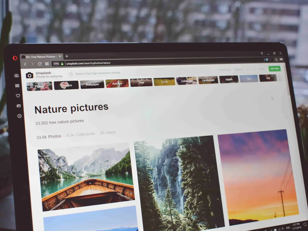 Bild eines Stockfotos am Laptop