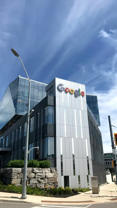 Darstellung: Google-Suchergebnis mit AI Overviews in Deutschland