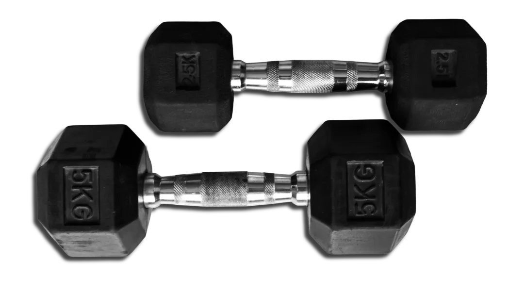 Personal Trainer trainiert Klient im Studio