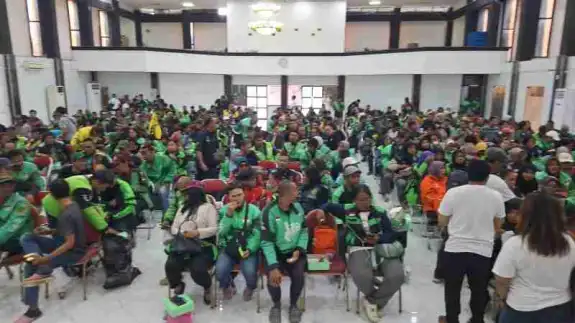 Kumpul di GOR Otista Jaktim, Ratusan Ojol Senang Bakal Dapat BPJS Ketenagakerjaan Kumpul di GOR Otista Jaktim, Ratusan Ojol Senang Bakal Dapat BPJS Ketenagakerjaan