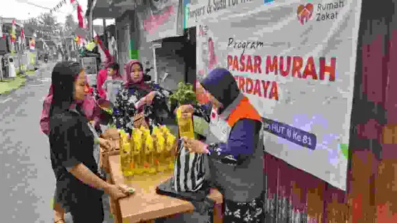 Rumah Zakat Hadirkan Pasar Murah Berdaya, Ringankan Belanja Warga Rawa Panjang Sambut HUT RI ke-81