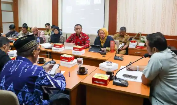 Rapat Perdana Terkait Kerja Sama Pengelolaan Sampah Pemkot Depok dengan PT BSA, Komisi C DPRD Kota Depok, Senin (26/1)