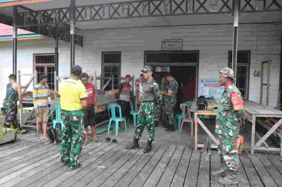 Dansatgas TMMD Wiltas Ke-127 Tinjau Lokasi TMAB dan MCK di Kampung Tering Lama Dansatgas TMMD Wiltas Ke-127 Tinjau Lokasi TMAB dan MCK di Kampung Tering Lama