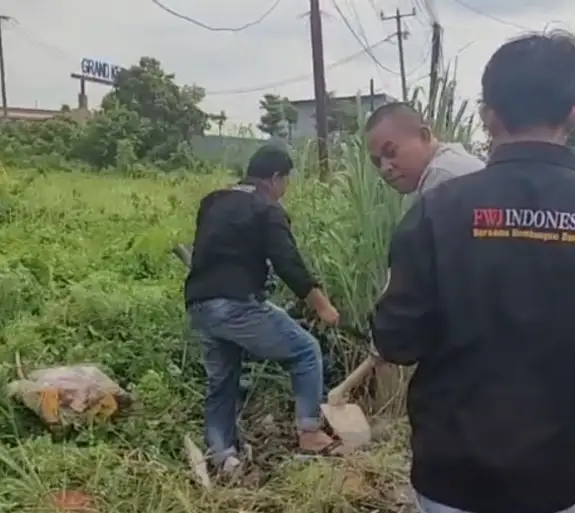 FWJI Korwil Kab Bekasi Tegur Kepekaan Pemerintah lewat Aksi Bersih-bersih FWJI Korwil Kab Bekasi Tegur Kepekaan Pemerintah lewat Aksi Bersih-bersih