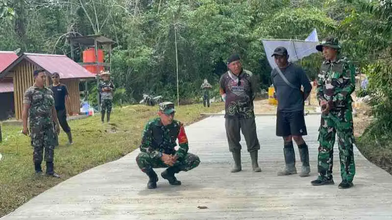 Dansatgas TMMD Wiltas Ke-127 Kodim 0912/Kubar Tinjau Langsung Progres Semenisasi Jalan di Linggang Amer Dansatgas TMMD Wiltas Ke-127 Kodim 0912/Kubar Tinjau Langsung Progres Semenisasi Jalan di Linggang Amer