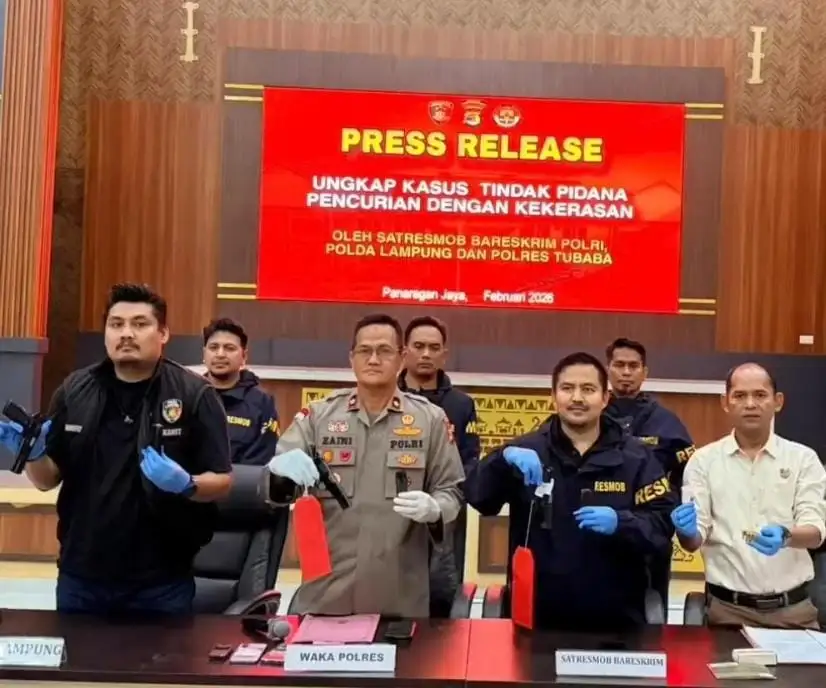 Satresmob Polri Berhasil Ringkus 3 Pelaku Perampokan dengan Senpi di Tulang Bawang Barat Satresmob Polri Berhasil Ringkus 3 Pelaku Perampokan dengan Senpi di Tulang Bawang Barat