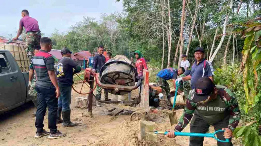 Hari Ke-5, Satgas TMMD Ke-127 dan Warga Terus Kebut Pengecoran Jalan di Linggang Amer Hari Ke-5, Satgas TMMD Ke-127 dan Warga Terus Kebut Pengecoran Jalan di Linggang Amer