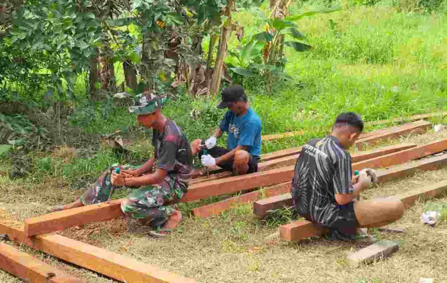 Langkah Awal Pembangunan MCK, Satgas TMMD Ke-127 Mulai Siapkan Rangka Kayu Langkah Awal Pembangunan MCK, Satgas TMMD Ke-127 Mulai Siapkan Rangka Kayu