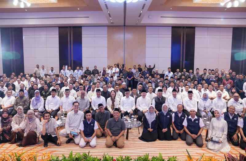 Sesi foto bersama seluruh peserta dan tamu undangan dalam rangka Penganugerahan Amaliah Astra Awards, sebagai penutup rangkaian acara dan wujud kebersamaan seluruh pihak yang terlibat.