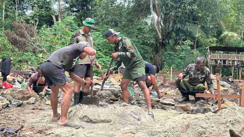 Tahap Awal Pembangunan RTLH, Satgas TMMD Wiltas Ke-127 Mulai Pembuatan Pondasi