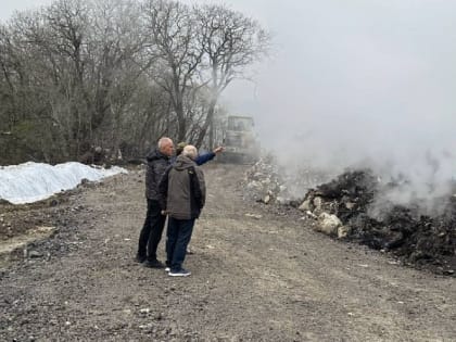 В Новороссийске продолжается ликвидация возгорания на мусорном полигоне