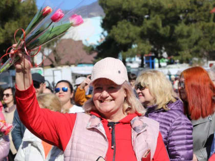На Ярмарочной площади дарили женщинам цветы