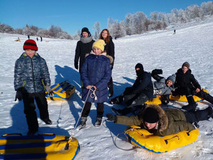 Юные тихоречане покатались на «ватрушках» в горах