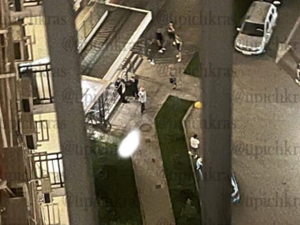 В Краснодаре из окна многоэтажки выпал 14-летний подросток