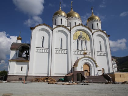 На внешних стенах строящегося собора мозаикой выложили уже три образа