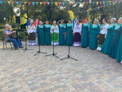 В Динском парке культуры и отдыха состоялся праздничный концерт «Флаг моего государства»