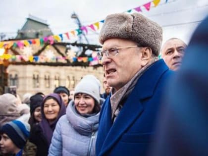 «Пострадавших от денег и чебуреков пока нет». В Госдуме объяснили, как накажут Жириновского за подачки «холопам»