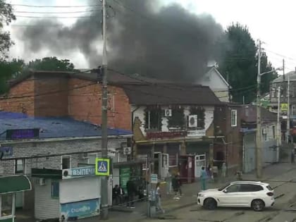 В центре Краснодара произошел пожар в хозпостройке (видео)