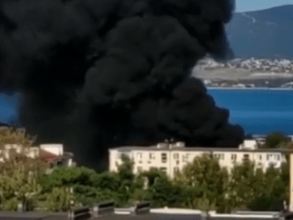 В Геленджике тушат крупный пожар на центральном рынке (видео)
