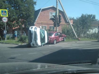 В центра Краснодара после ДТП перевернулся Land Rover