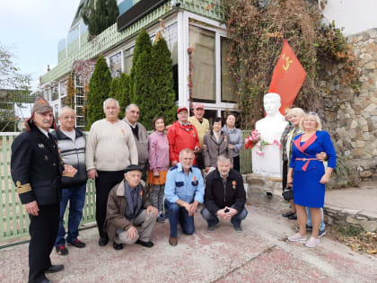 В поселке Бетта у бюста И.В. Сталина прошло открытое собрание первичного отделения КПРФ