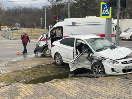 На Кубани в жестком ДТП с участием «скорой» пострадали медики