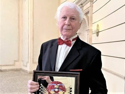 Вениамин Кондратьев поздравил кубанского актера Анатолия Горгуля с вручением премии «Золотая маска»