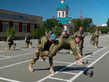 В Новороссийске 300 десантников прошли соревнования в военно-прикладном плавании