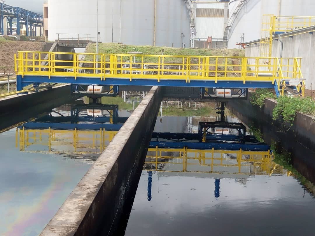 Pose d’une passerelle, structures métalliques et équipements