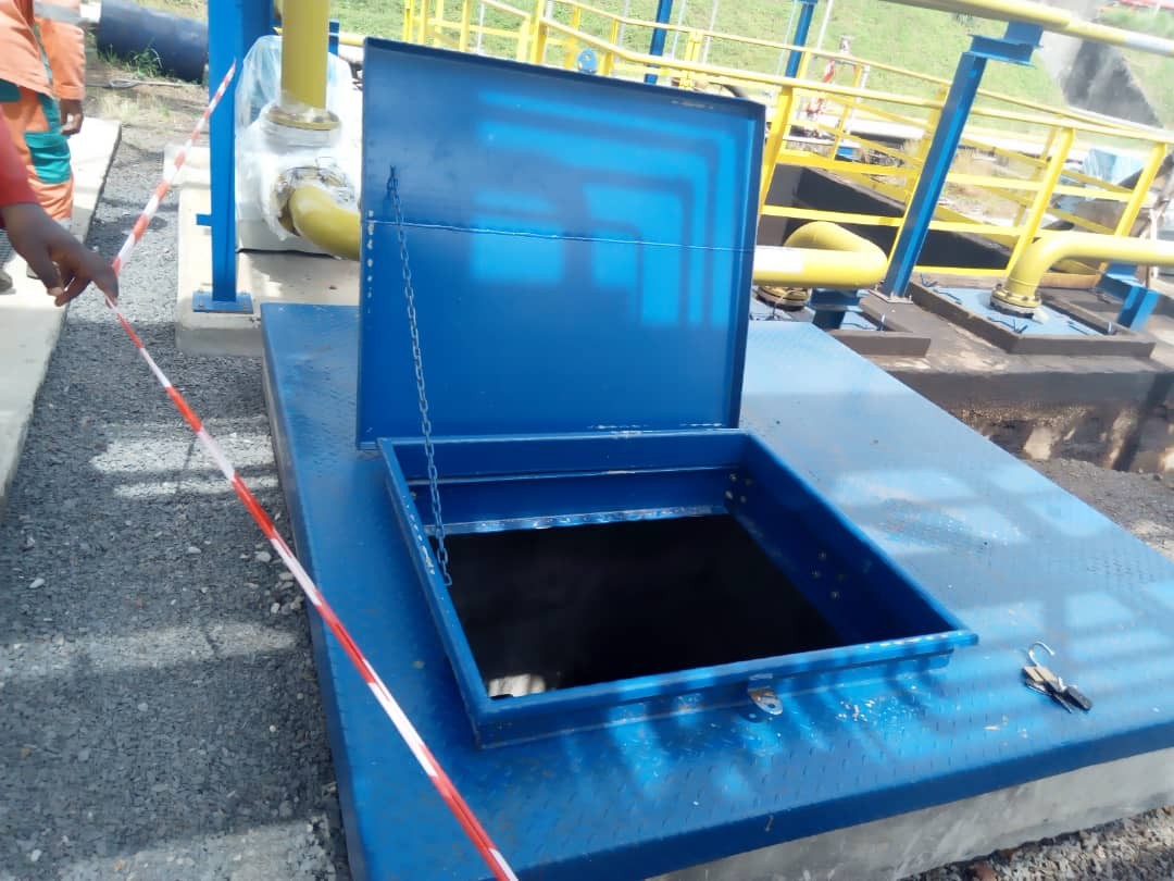 Pose d’une passerelle, structures métalliques et équipements