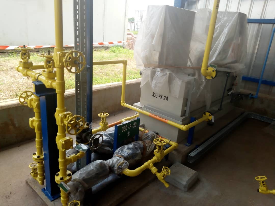 Pose d’une passerelle, structures métalliques et équipements