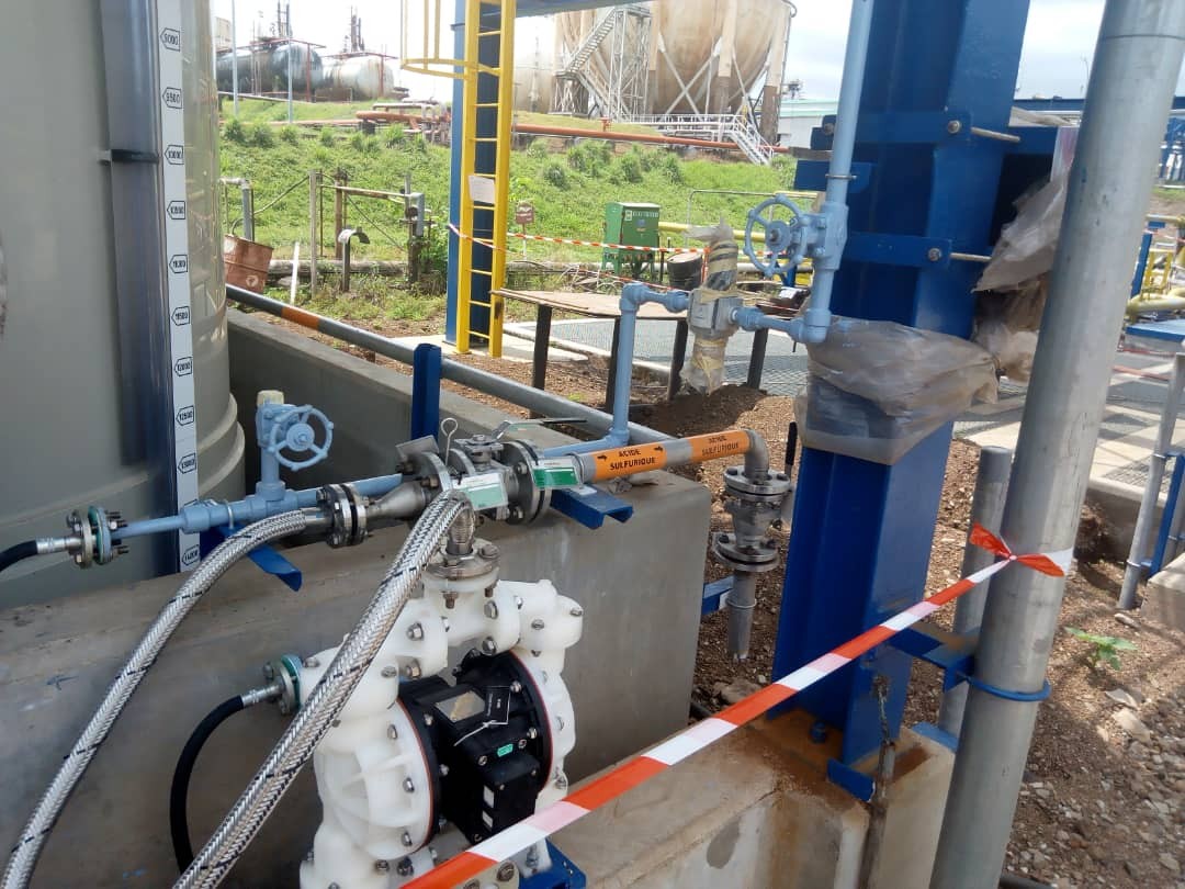 Pose d’une passerelle, structures métalliques et équipements