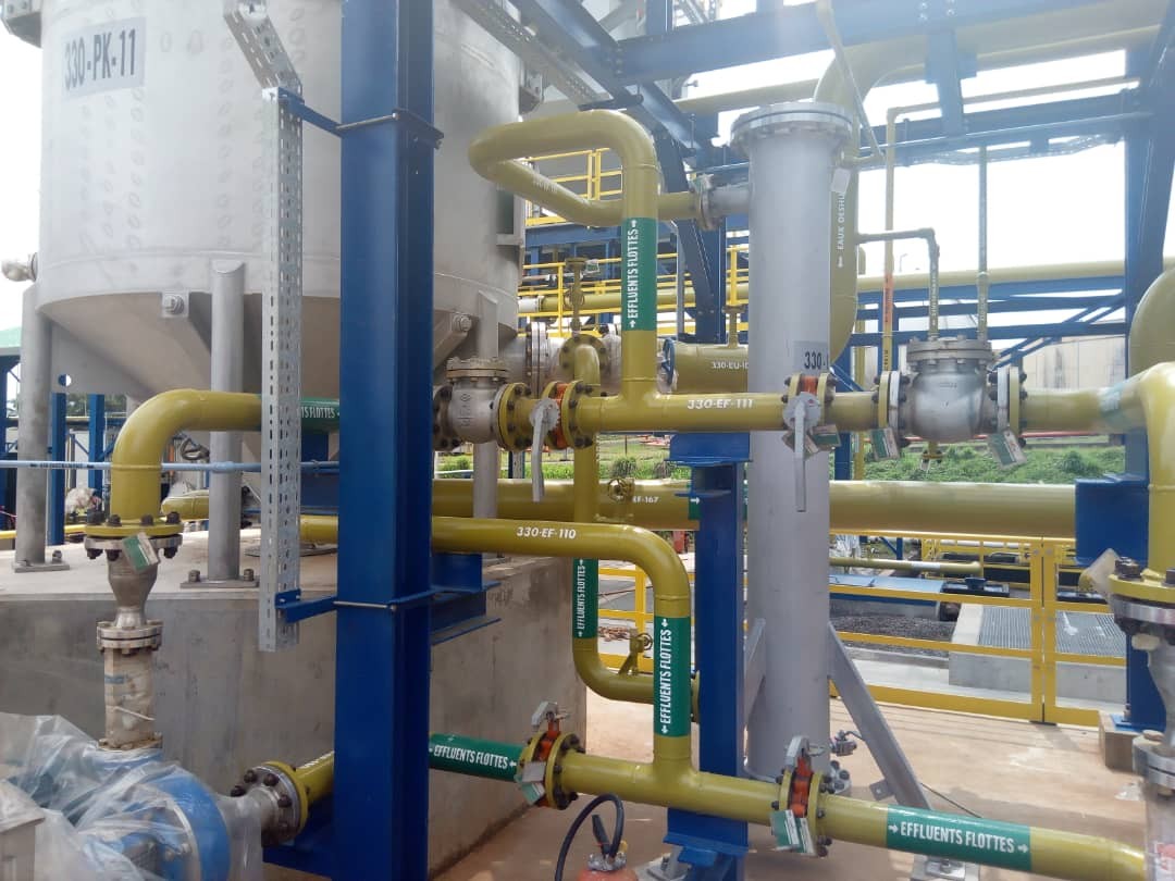 Pose d’une passerelle, structures métalliques et équipements