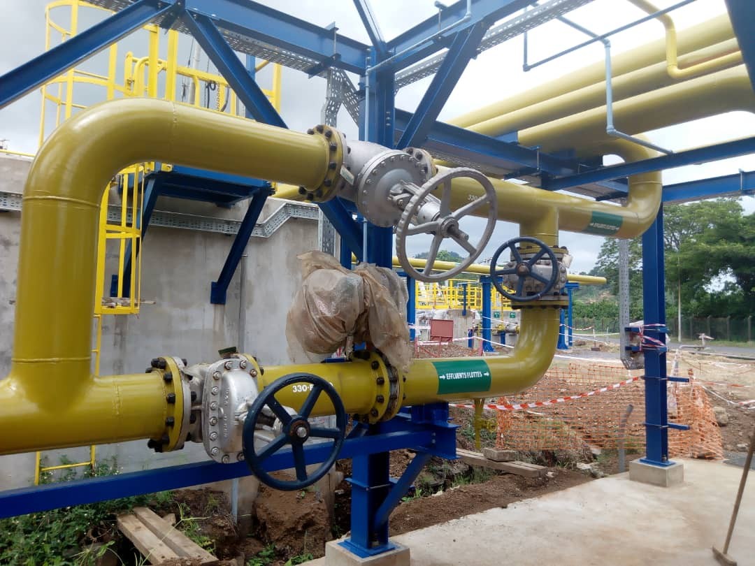 Pose d’une passerelle, structures métalliques et équipements