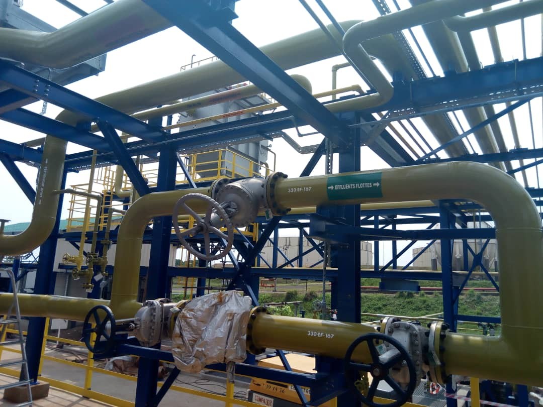 Pose d’une passerelle, structures métalliques et équipements