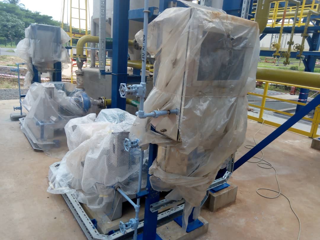 Pose d’une passerelle, structures métalliques et équipements