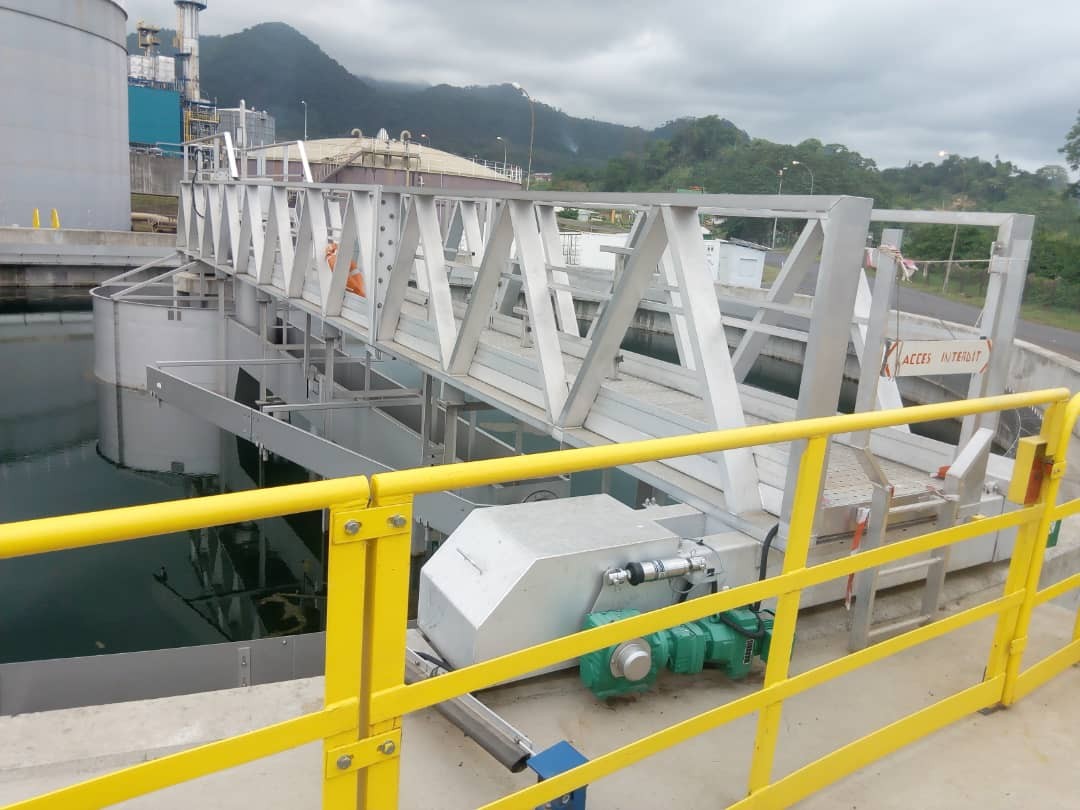 Pose d’une passerelle, structures métalliques et équipements