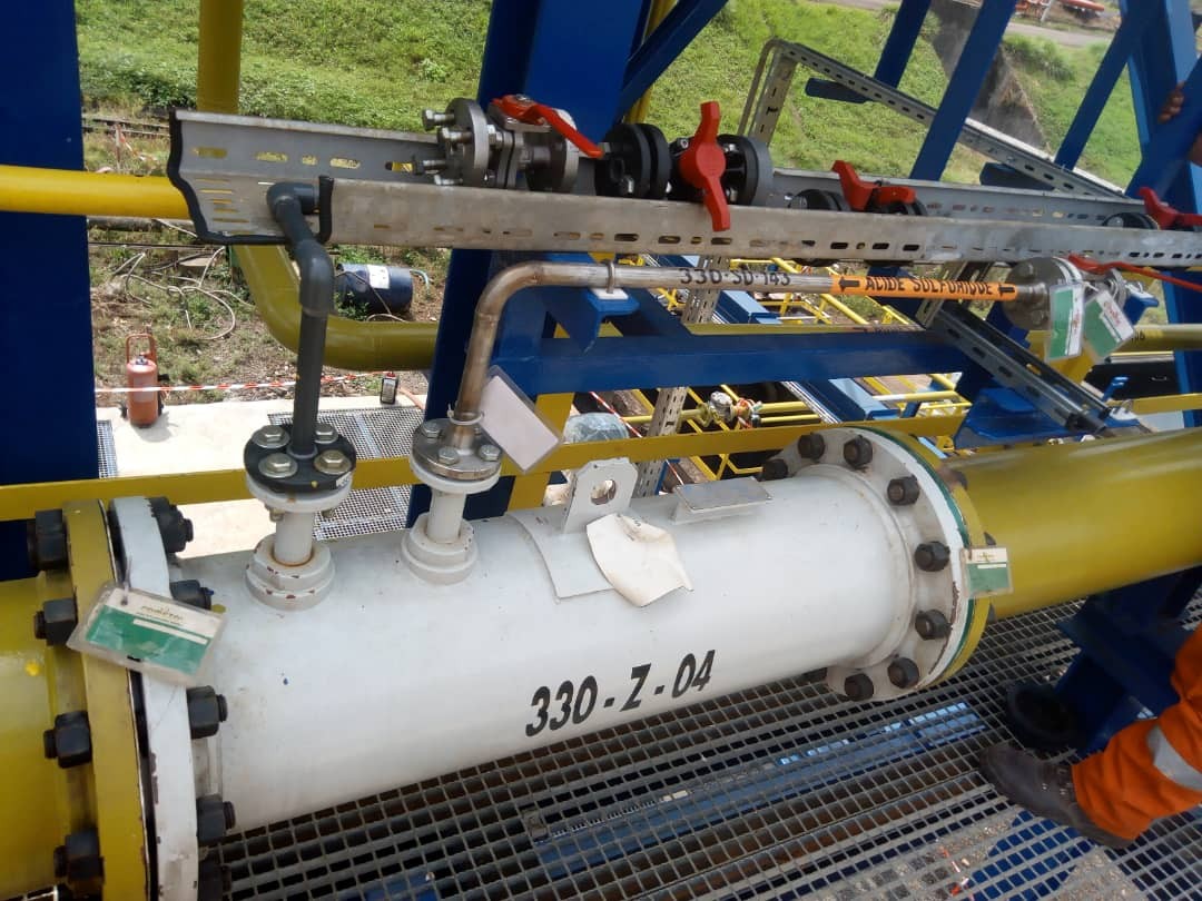 Pose d’une passerelle, structures métalliques et équipements