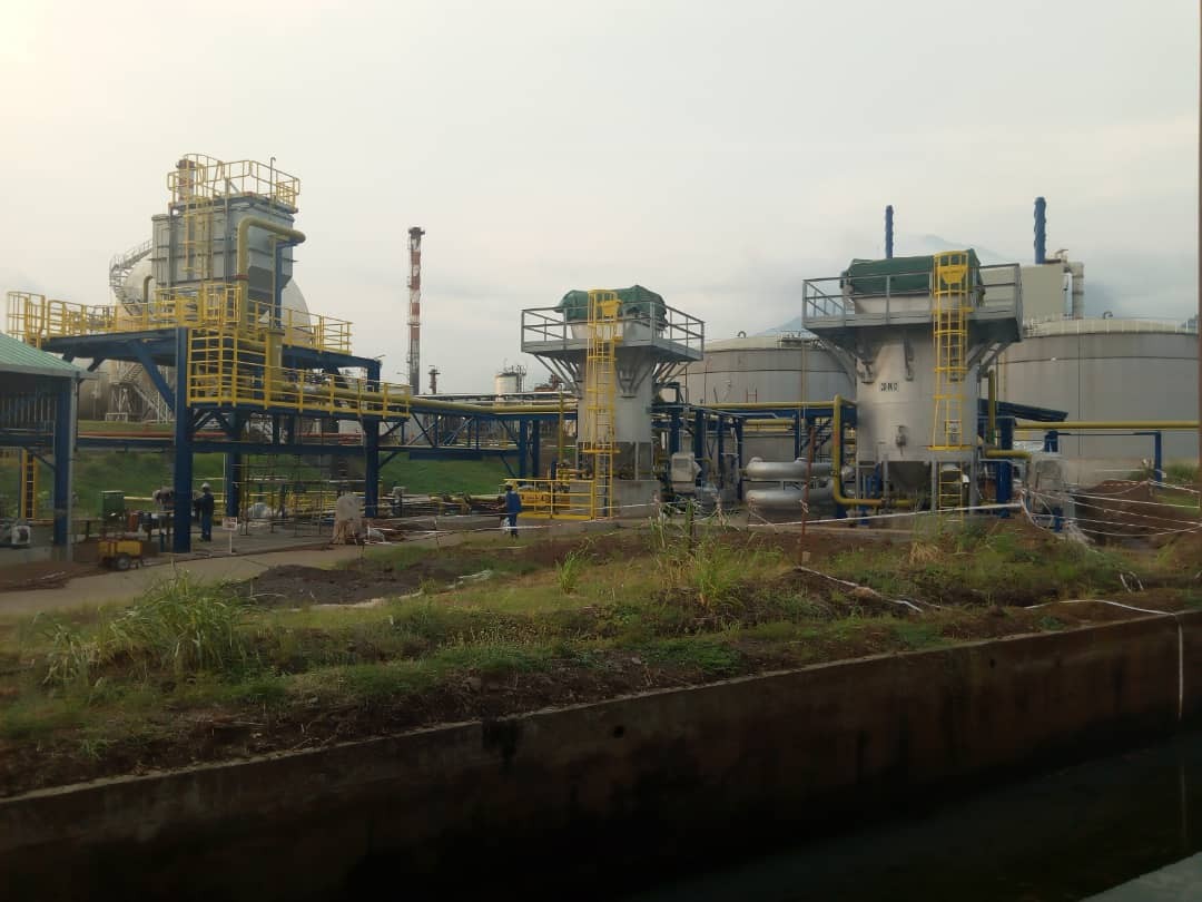 Pose d’une passerelle, structures métalliques et équipements