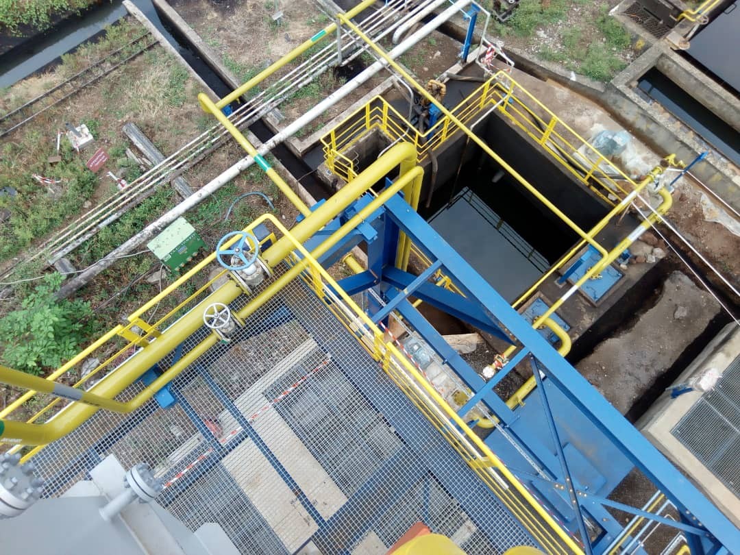 Pose d’une passerelle, structures métalliques et équipements