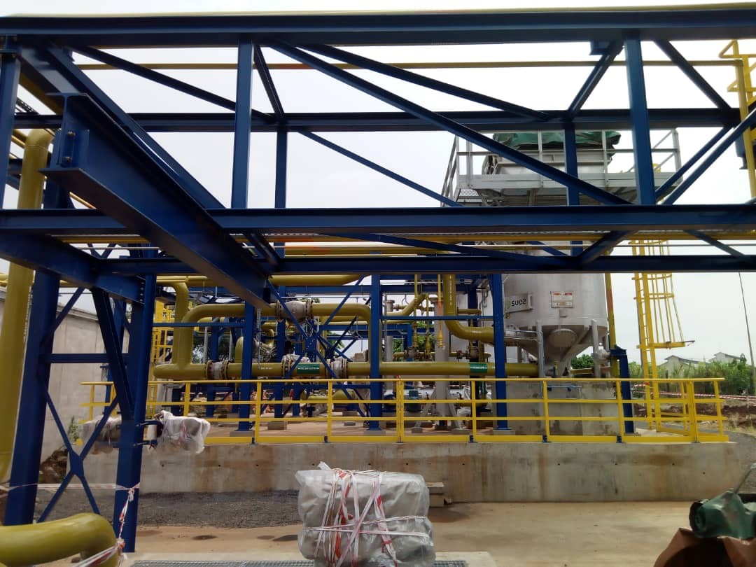 Pose d’une passerelle, structures métalliques et équipements