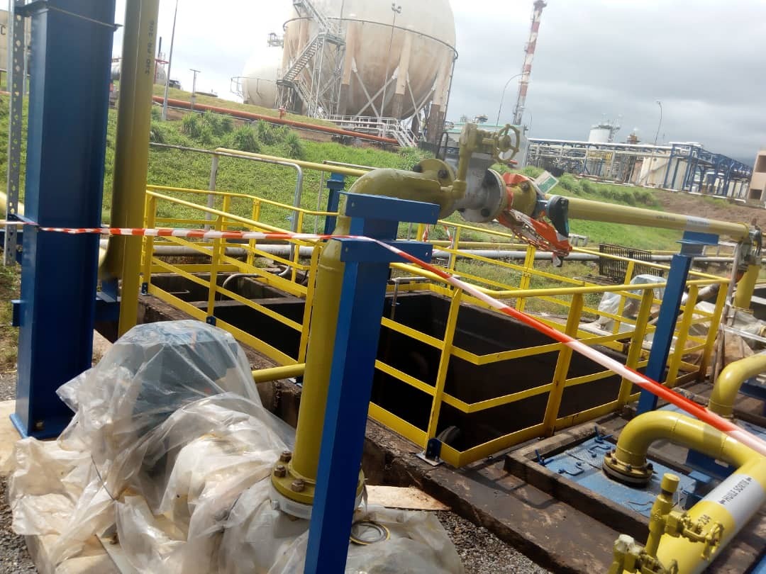 Pose d’une passerelle, structures métalliques et équipements