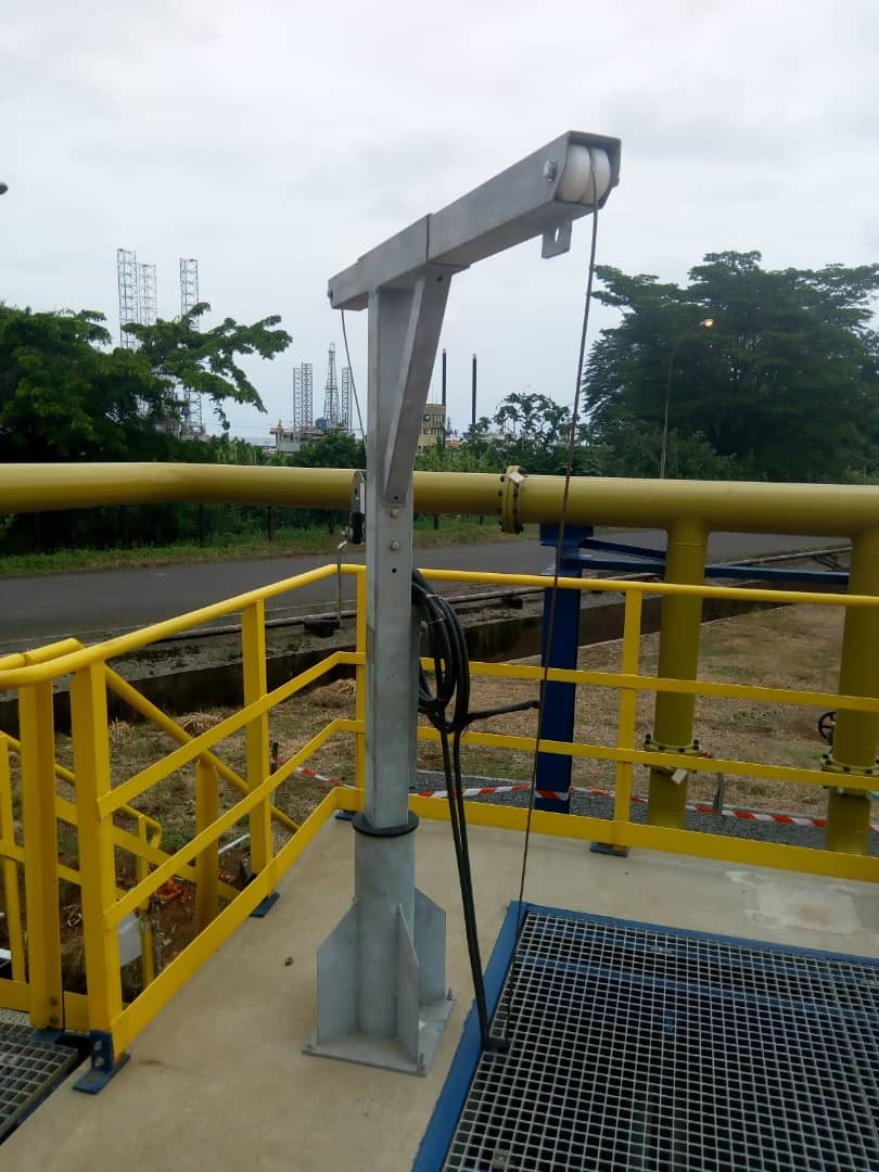 Pose d’une passerelle, structures métalliques et équipements