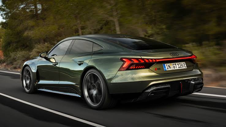 Audi R8 V10 - Supercar dengan mesin V10 5.2L