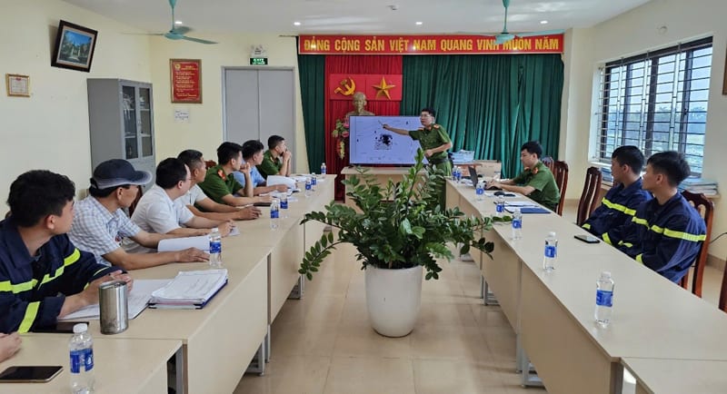 Lãnh đạo Đội Chữa cháy và CNCH khu vực Quỳnh Phụ khái quát lại vụ cháy 2 xe ô tô khách tại xã Phụ Dực, tỉnh Hưng Yên