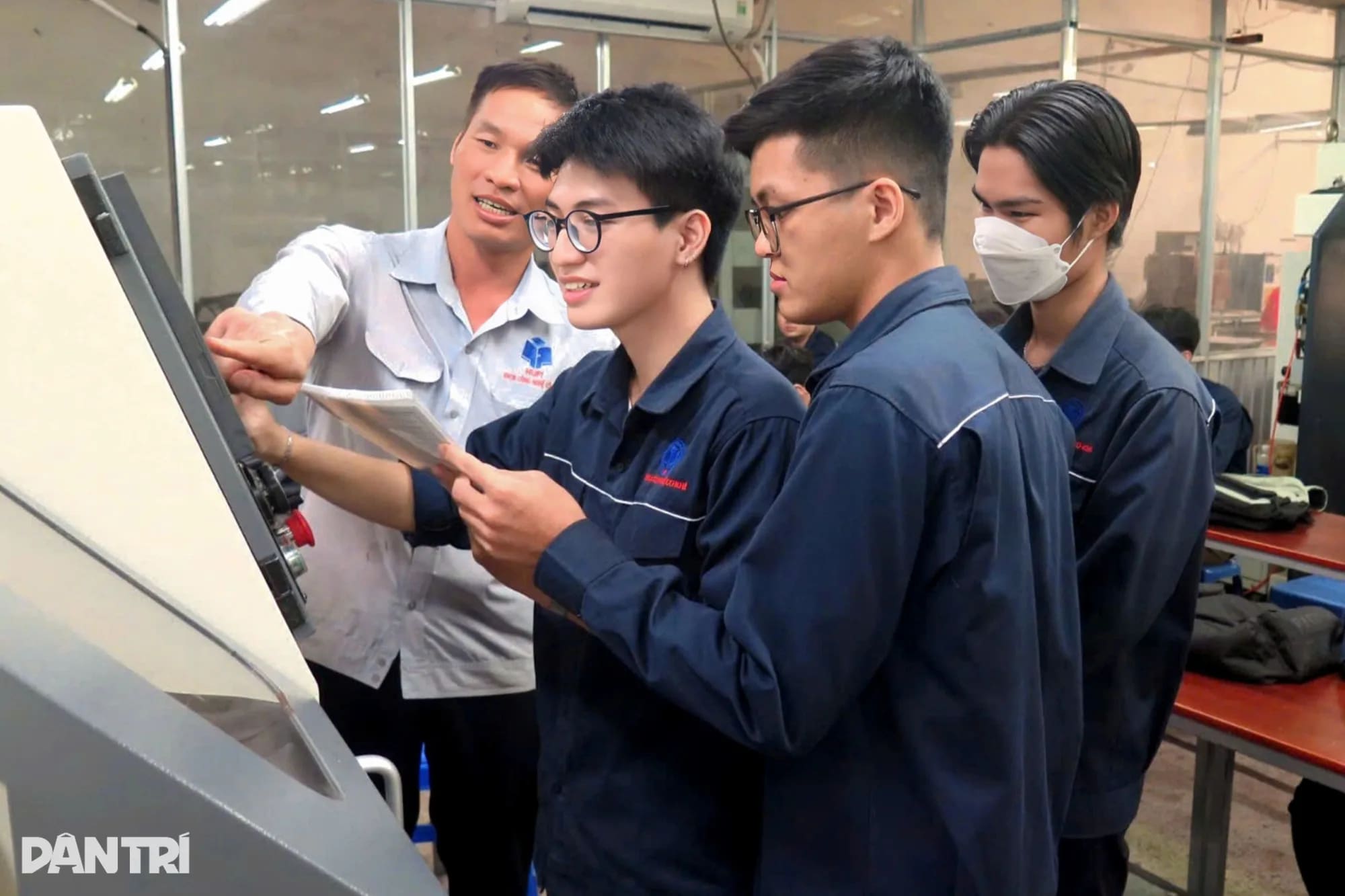 Học phí đại học liên tục tăng cao, trường vẫn "than" chưa đủ