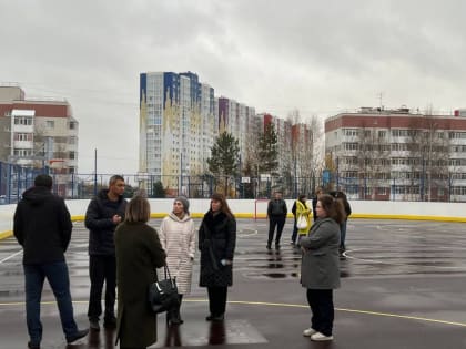 Представители Команды Югры оценили всесезонную спортивную площадку в Нефтеюганске