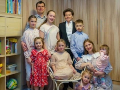 Губернатор Югры вручила многодетной семье Григорьевых медали «Отцовская слава» и «Материнская слава»